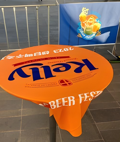 축제 현장의 브랜드 테이블 커버