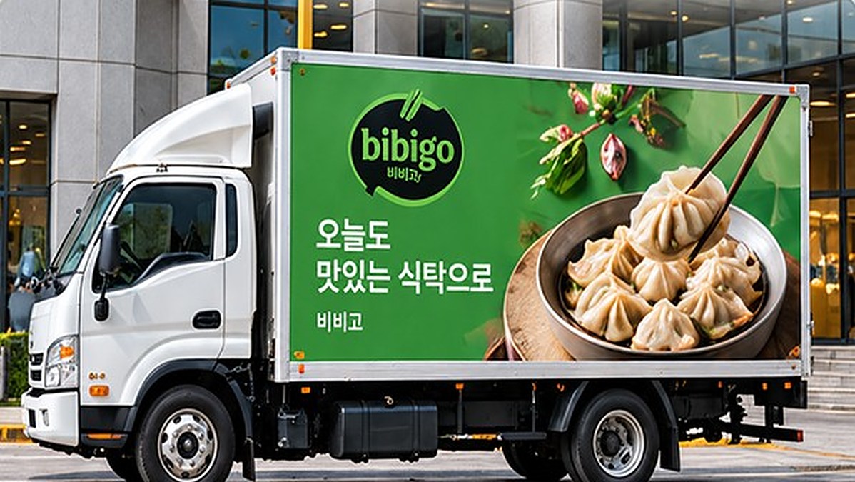 차체에 식품 광고를 래핑한 트럭